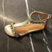 SOFIE SCHNOOR - S232722 - Sandal med guld nitter og kæde - Guld